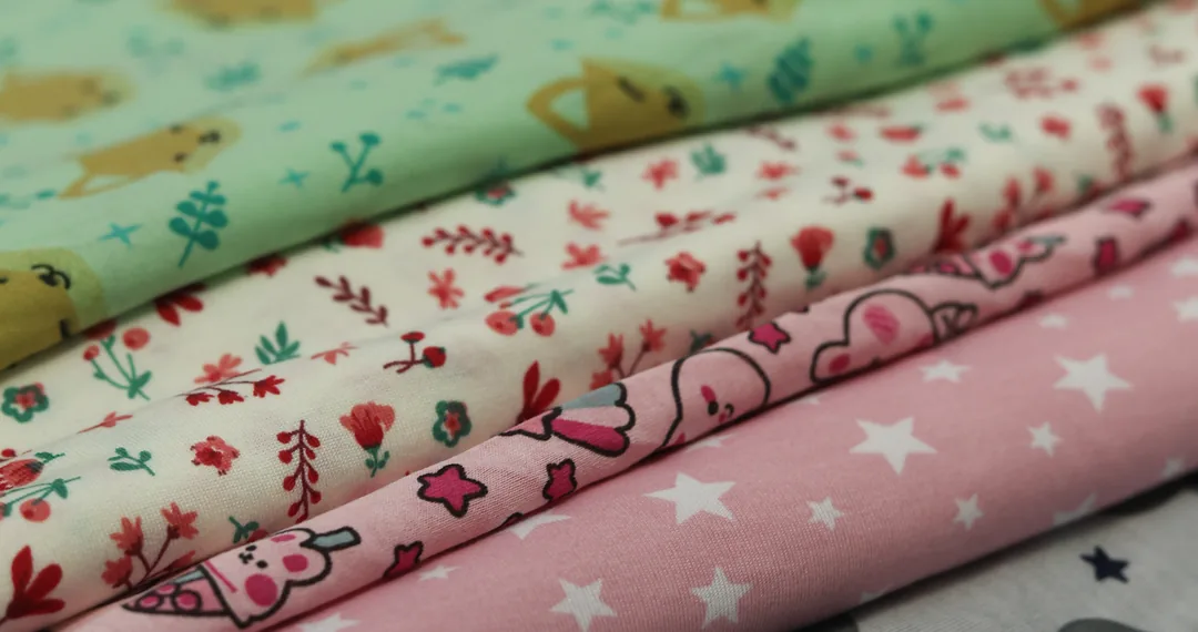 Retalhos de malha exclusiva com estampas infantis em verde, rosa e cinza