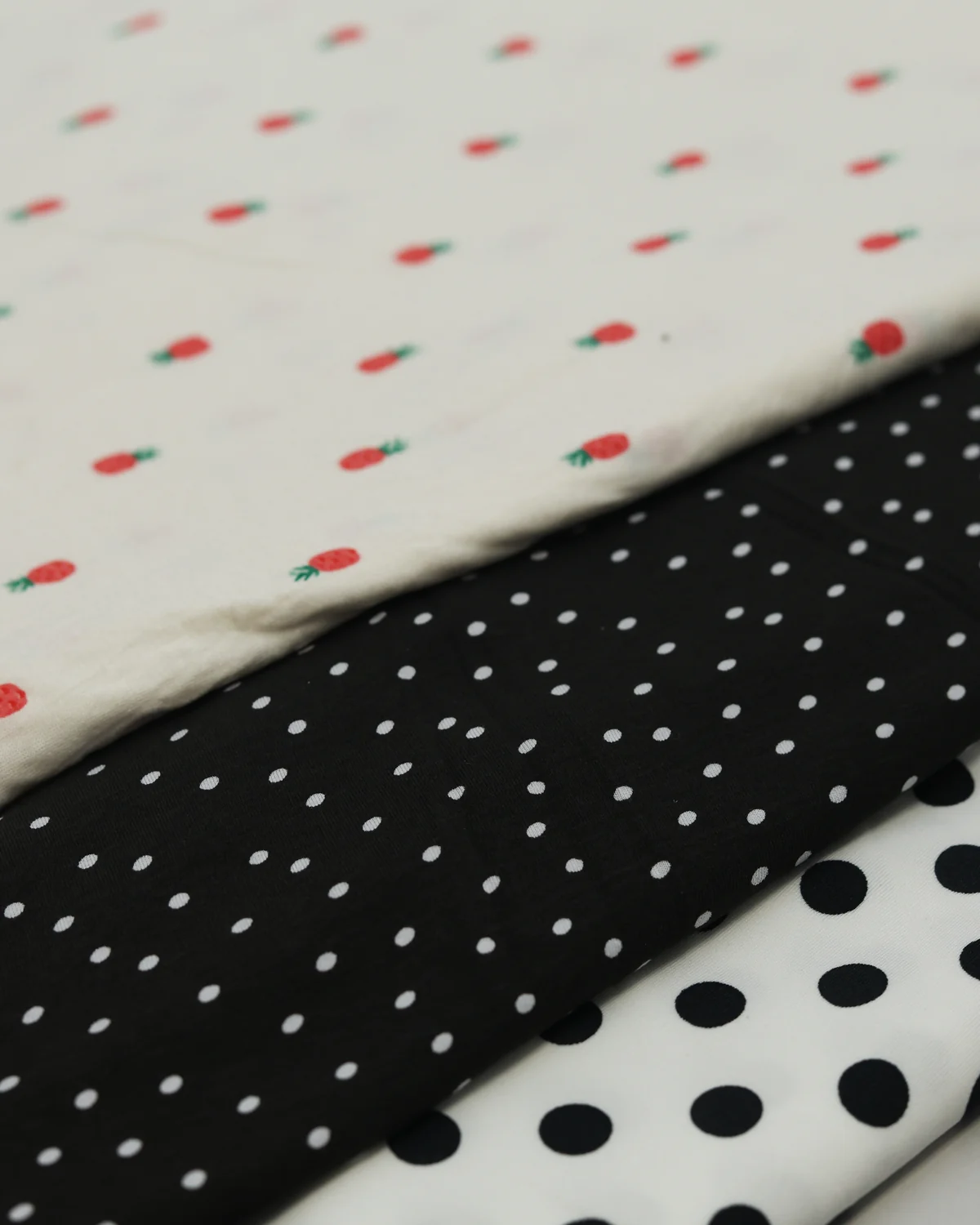 Tecidos com estampas infantis variadas