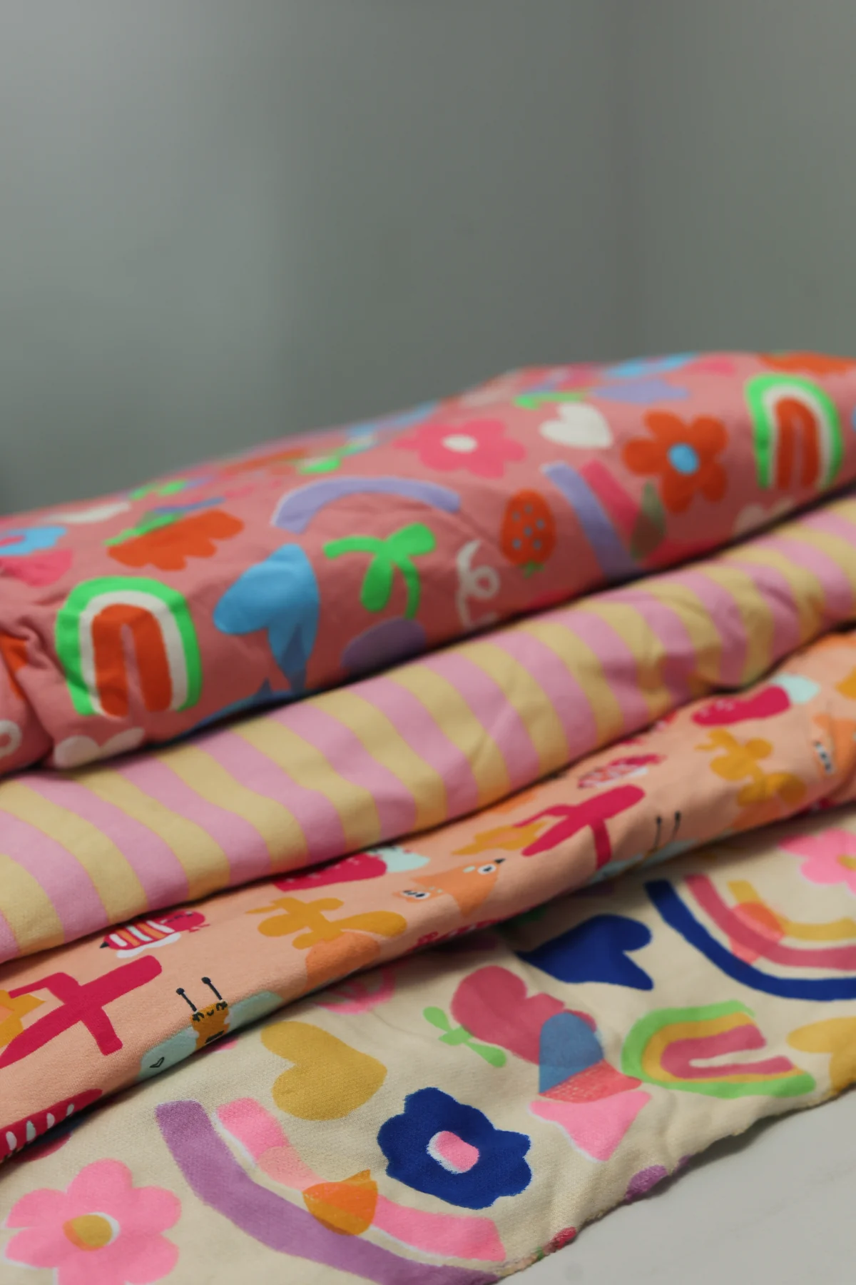 Moletinho e moletom estampados com padrões infantis