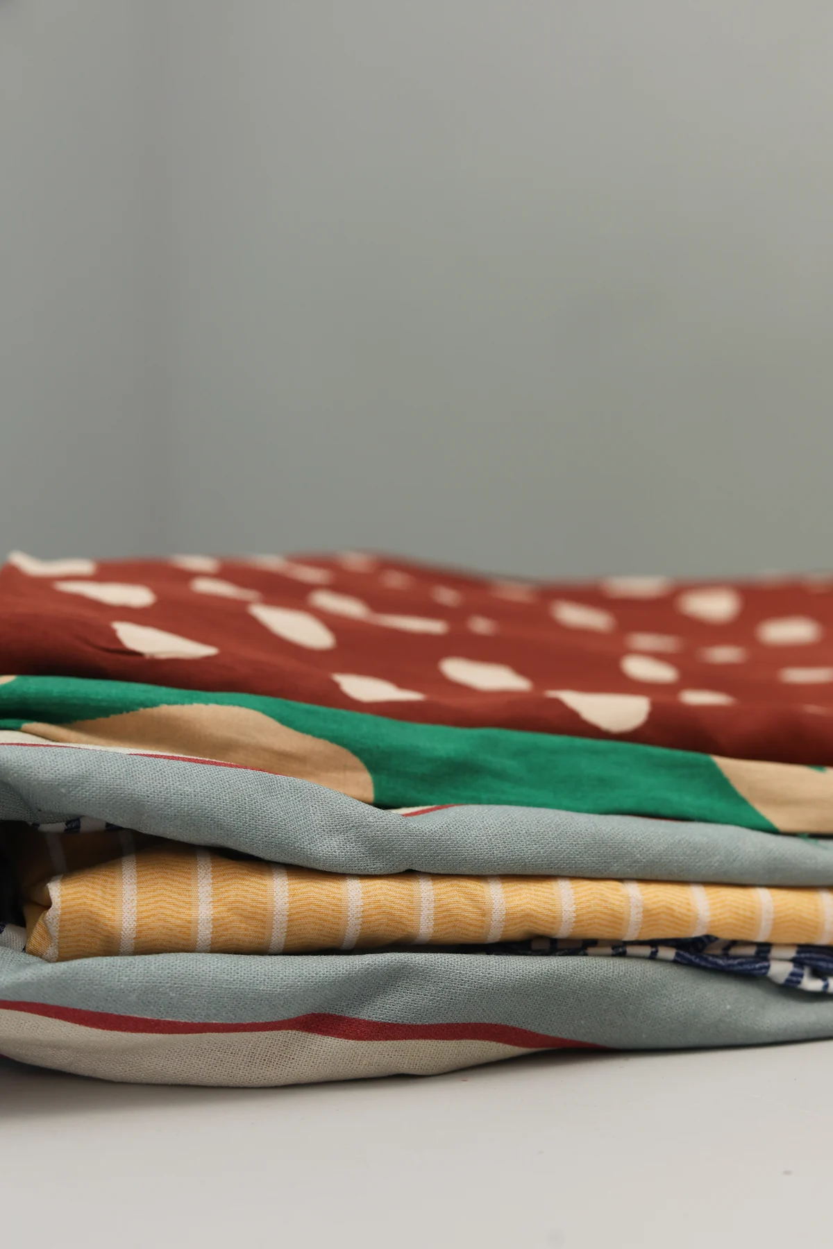 Tecidos planos estampados dobrados em pilha